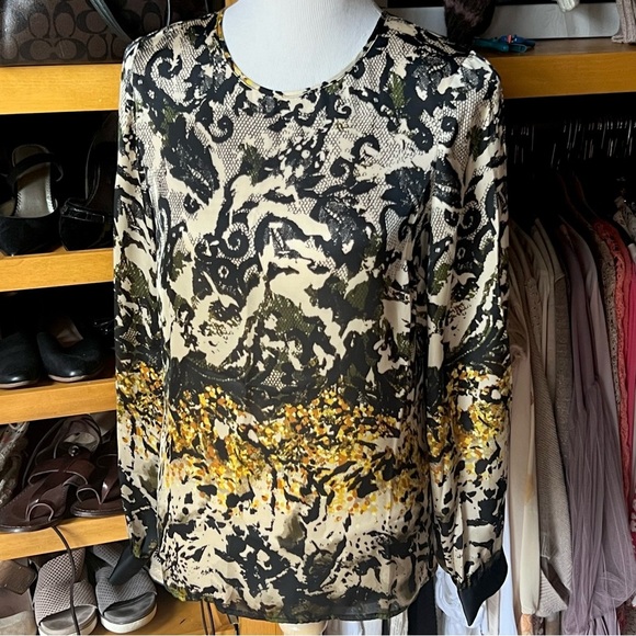 ⭐️BOGO FREE⭐️ Vince Camuto EUC blouse - Picture 2 of 11